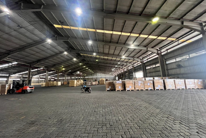 Spacious interior of a 129,200 sqft warehouse for rent in Butterworth, Penang, showing high 10m ceilings, heavy-duty paver brick flooring, and ready for logistics operations.