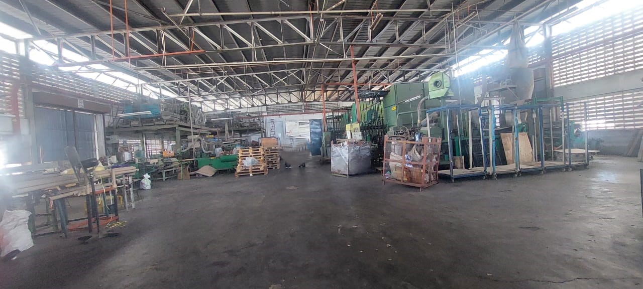 anoramic view of the manufacturing floor in the 22,000 sqft Perai detached factory for sale, showcasing the high truss ceiling and machinery space.